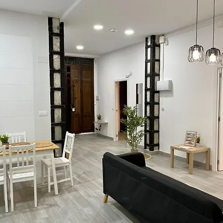 Luminoso Apartamento Familiar Y Patio Privado شقة
